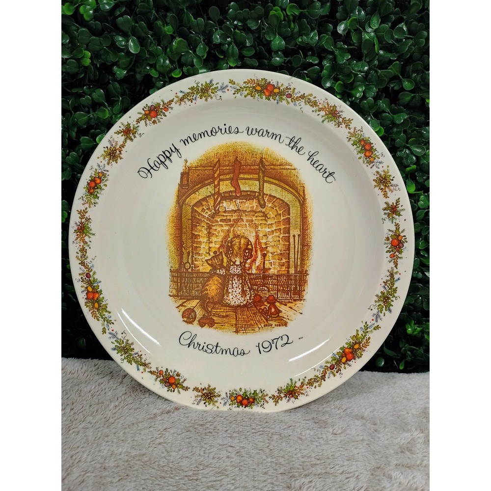 Holly Hobbie Christmas 1972 MCM Commemorative‎ Plate Happy Memories Warm Heart